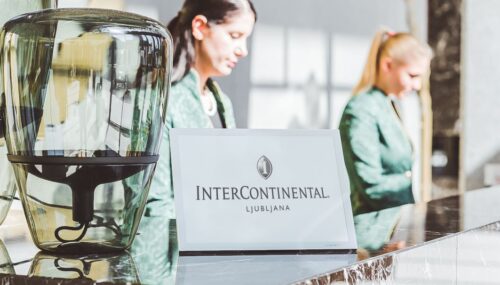 InterContinental hotel welcomes guests on Place & Play from Visionect