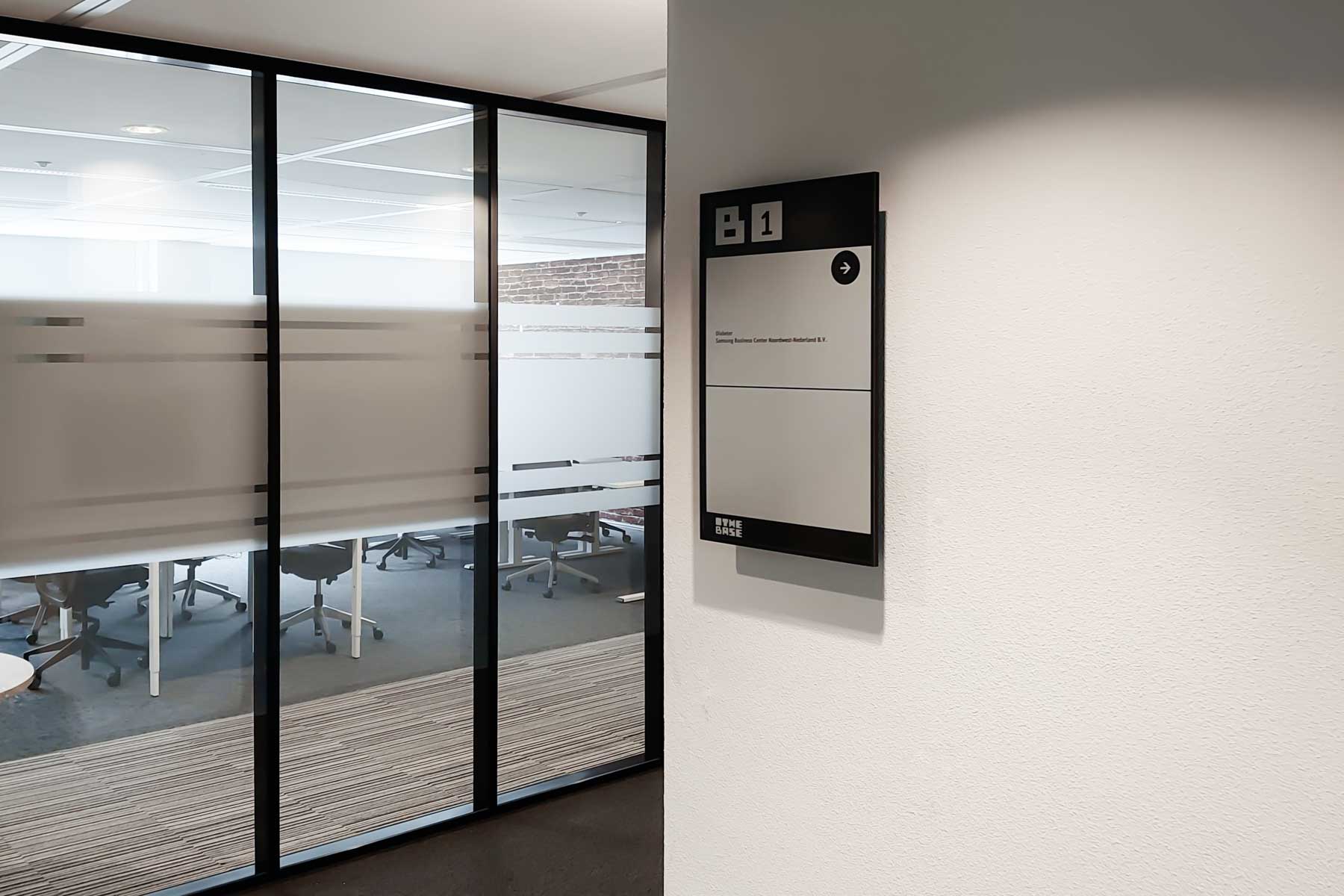 Electronic paper means business at Schiphol airport - Visionect